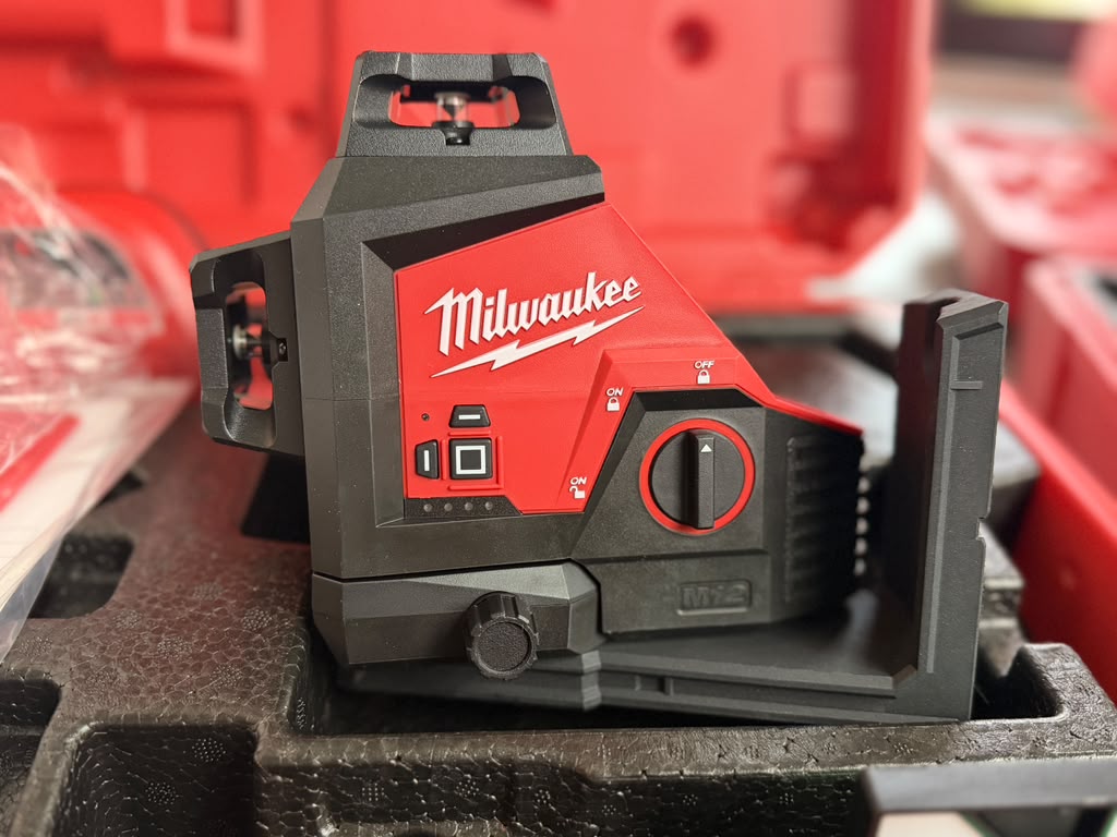 Milwaukee M12 Cordless Green 250 ft. 3-Plane Laser Level and Case 3632-20