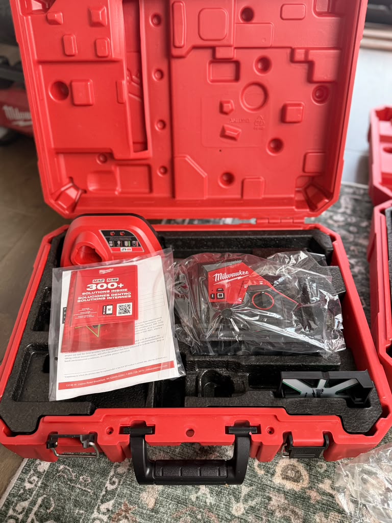 Milwaukee M12 Cordless Green 250 ft. 3-Plane Laser Level and Case 3632-20